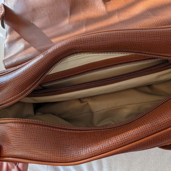 Huntington World Shoulder Bag - Picture 3 of 15